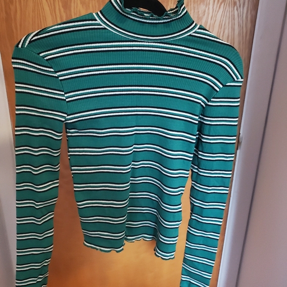 Green turtle neck - Picture 3 of 3